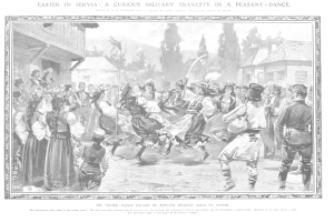 Schwarz-weißes Bild von Menschen, die in einer Gruppe vor einem Publikum tanzen, mit Häusern und Bäumen im Hintergrund und Text, der unten 'Ostersonntag in Servia: Eine kuriose militärische Travestie in einem Bauern Tanz' lautet.
