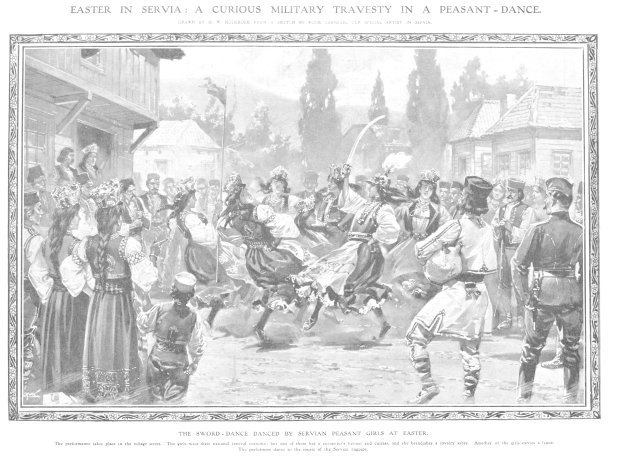 Schwarz-weißes Bild von Menschen, die in einer Gruppe vor einem Publikum tanzen, mit Häusern und Bäumen im Hintergrund und Text, der unten 'Ostersonntag in Servia: Eine kuriose militärische Travestie in einem Bauern Tanz' lautet.