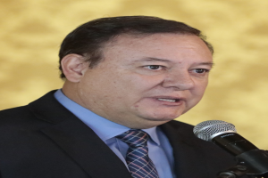 Ein Mann in Anzug und Krawatte, der in ein Mikrofon spricht, identifiziert als Generalstaatsanwalt.