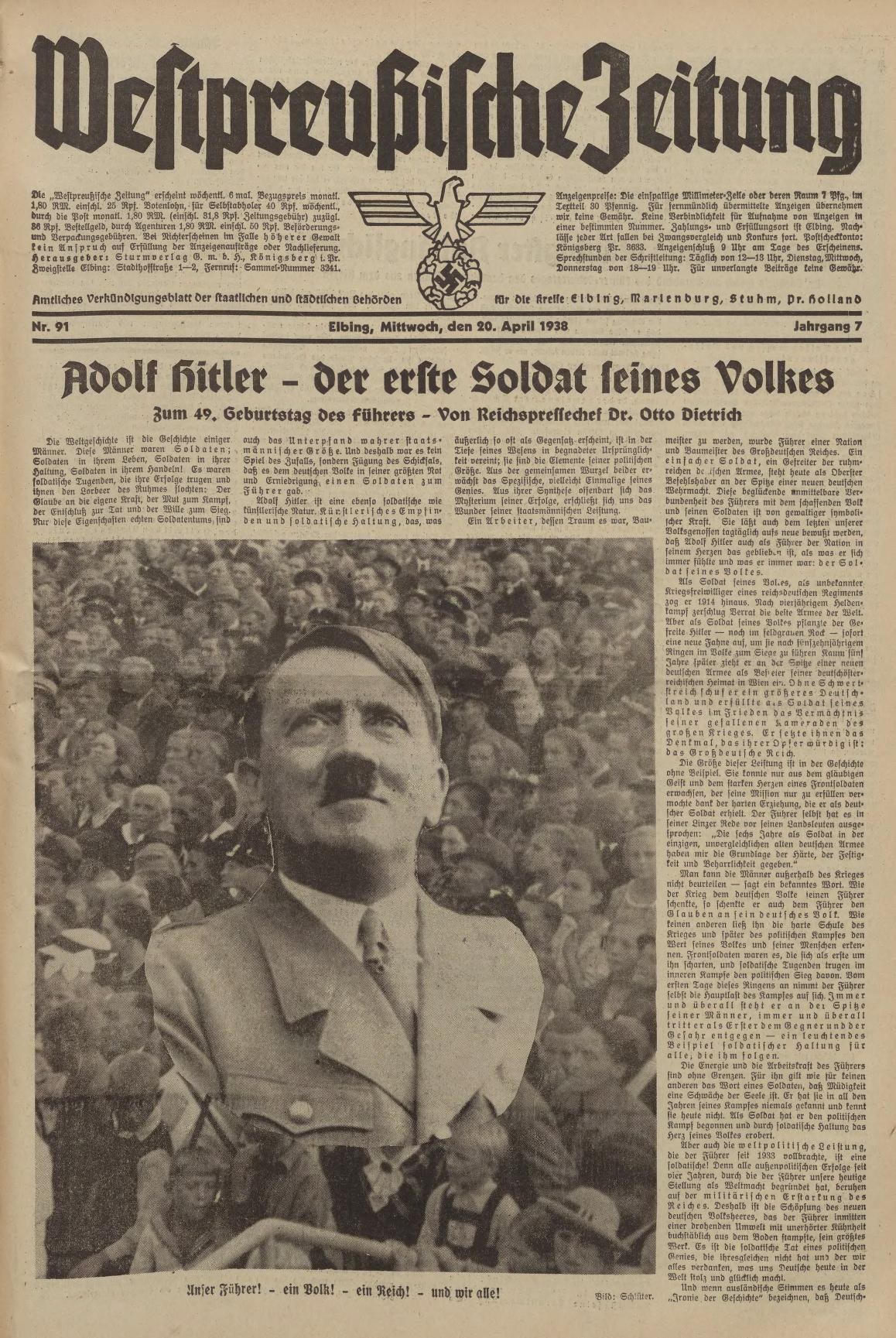 Schwarz-weiß-Fotografie von Adolf Hitler in einem schwarzen Anzug und weißem Hemd, der vor einer Menge steht und auf der Titelseite einer deutschen Zeitung mit der Schlagzeile "Adolf Hitler - Der Erte Soldat Feines Volkes." abgebildet ist.