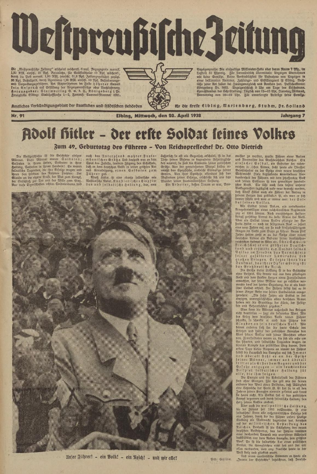 Schwarz-weiß-Fotografie von Adolf Hitler in einem schwarzen Anzug und weißem Hemd, der vor einer Menge steht und auf der Titelseite einer deutschen Zeitung mit der Schlagzeile "Adolf Hitler - Der Erte Soldat Feines Volkes." abgebildet ist.