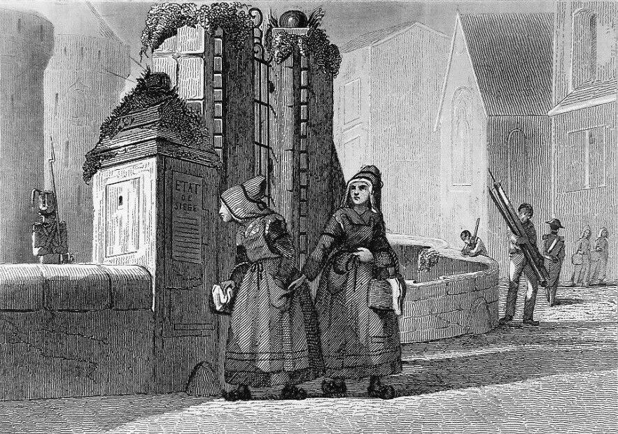 Schwarz-Weiß-Gravur Von Zweien Frauen, Die Vor Einem Gebäude Stehen, Mit Einigen Anderen Leuten Im Hintergrund, Betitelt "Victorianische Frauen In Der Stadt London".