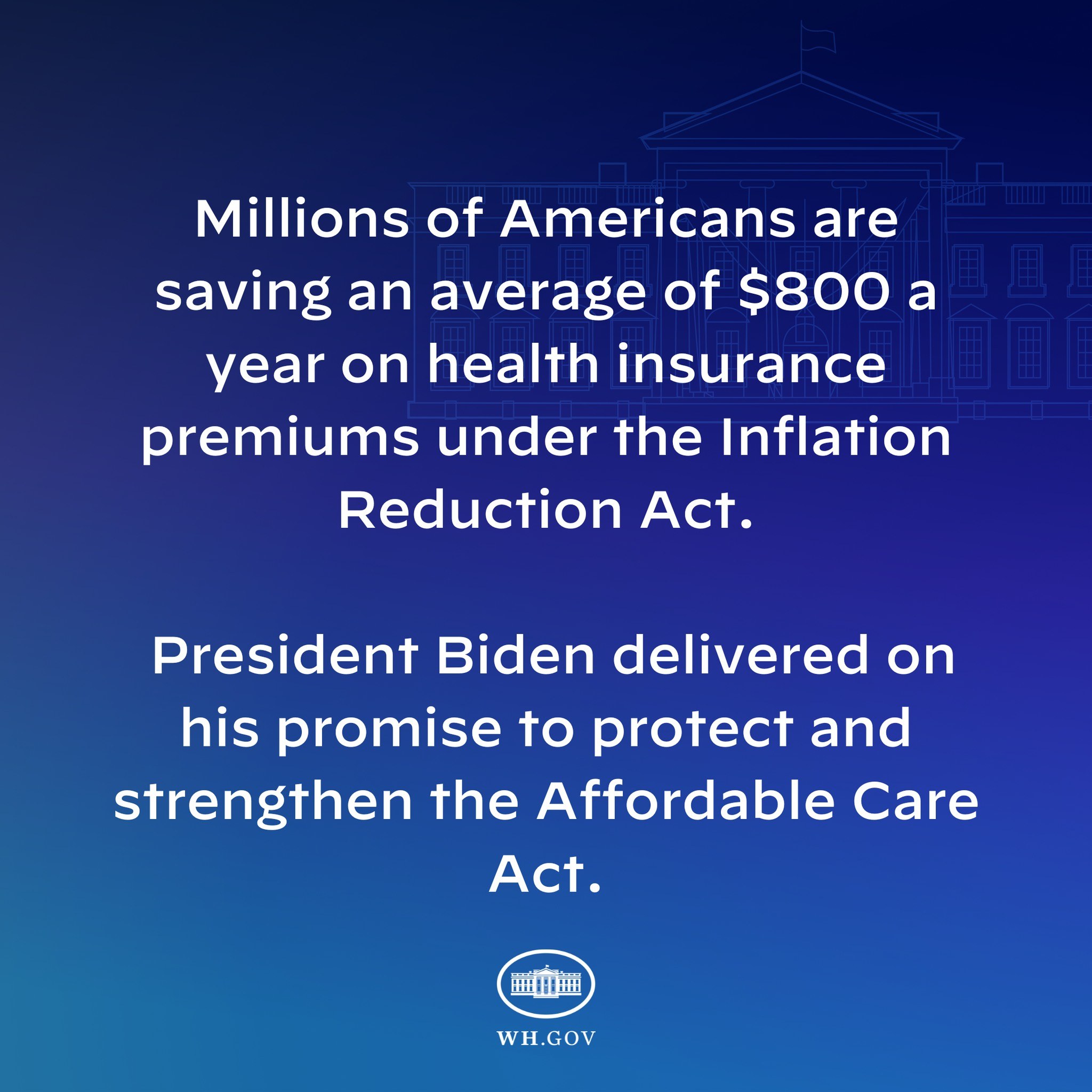 Blauer Hintergrund mit weißer Schrift, die besagt "Millionen von Amerikanern sparen durchschnittlich 800 Dollar im Jahr bei den Gesundheitsversicherungsprämien thanks to the Inflation Reduction Act" und ein Logo in der Mitte.
