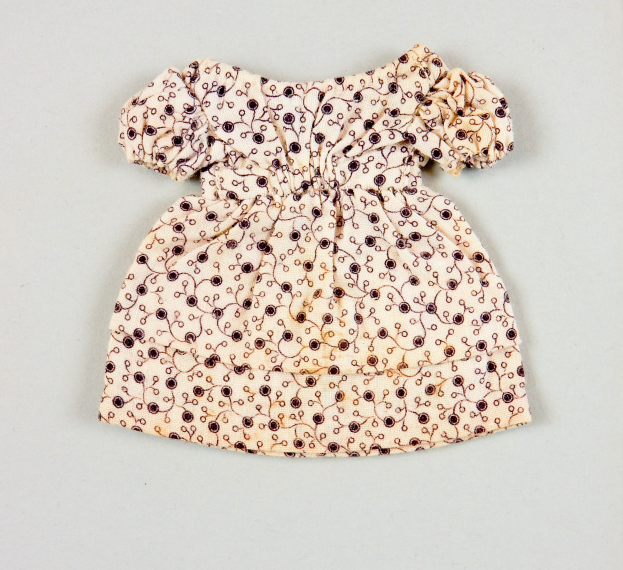 Weißes Sommerkleid mit Knie-Länge, rundem Halsausschnitt, kurzen Ärmeln und vollem Rock, das ein komplexes mehrfarbiges Muster auf einem leichten Stoff aufweist, auf einer weißen Oberfläche präsentiert.