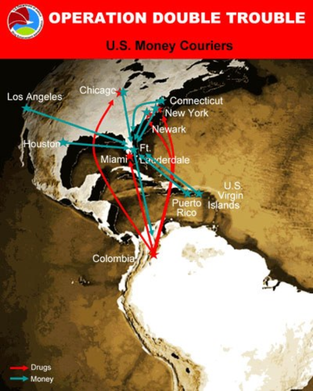 Ein Plakat mit dem Titel "Operation Double Trouble: US-Geldkurier" mit einer Karte der USA, die in zwei Abschnitte unterteilt ist, von denen einer die Route der US-Geldkurier und der andere die Standorte der Geldkurier zeigt, mit fetter schwarzer Schrift auf einem weißen Rand.