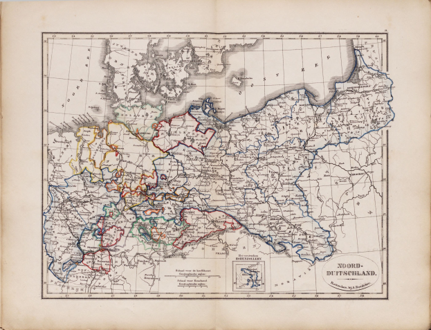Ein altes Buch mit einer detaillierten Karte von Deutschland und den Provinzen der Niederlande, mit Städten, Dörfern und geografischen Merkmalen sowie Texten, die zusätzliche Informationen zu den Provinzen und ihren Grenzen liefern.