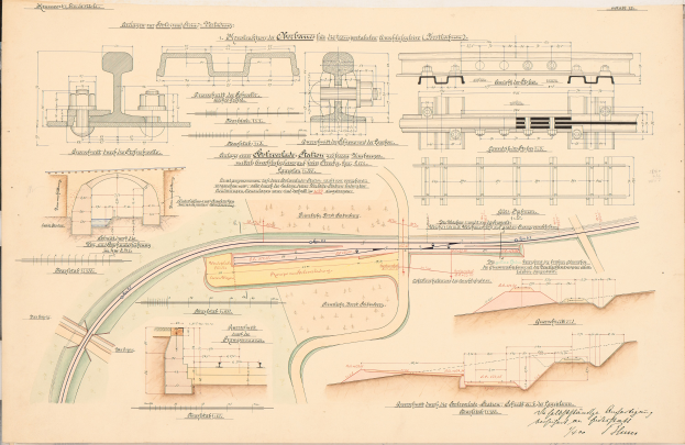 Ein altes Buch mit einer detaillierten Zeichnung einer Eisenbahnstrecke, umgeben von Text, der eine Eisenbahnanlage beschreibt.