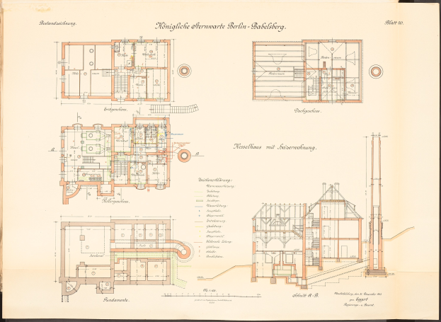 Ein Lederbuch mit Architekturplänen und Text, das eine Zeichnung des ursprünglichen Plans für die Königliche Hermwerk Berlin-Baklberg enthält.