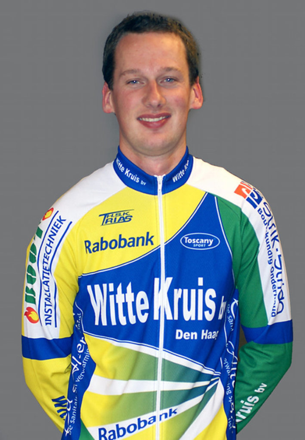 Ein Sportler posiert für ein Foto, auf dem verschiedene Sponsorenlogos auf seinem Trikot zu sehen sind.