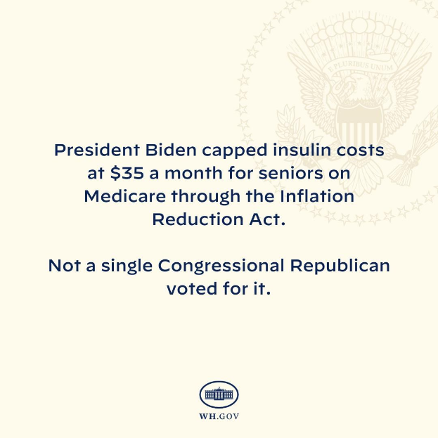 Plakat mit Logo und Text, der besagt: "Präsident Biden beschränkte die Insulinkosten auf 35 Dollar pro Monat für Senioren mit Medicare durch das Inflation Reduction Act."