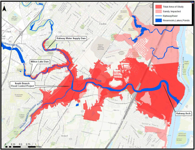 Karte von New York City, die vorgeschlagene Hochrisikogebiete in Rot und Blau zeigt, mit Textdetails zu betroffenen Gewässertypen, Bevölkerung und Projektzeitplan.