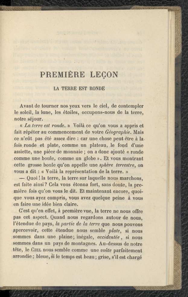 Offenes Buch mit dem Titel "Premiere Léon" auf einer schwarzen Oberfläche mit sichtbarem Text.