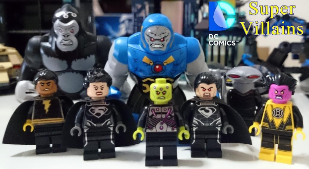 Eine Sammlung von schwarzen, gelben und blauen Spielzeugen, die auf einer weißen Oberfläche angeordnet sind und clearly visible Text.