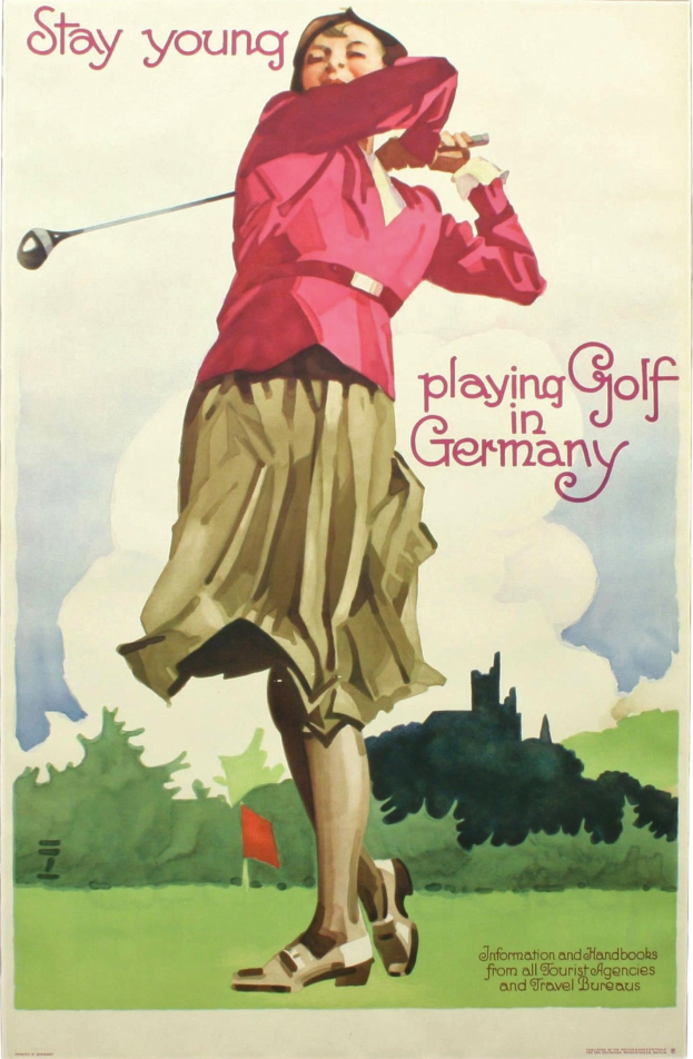 Eine Frau steht auf einem Golfplatz und hält einen Schläger in der Hand, mit einer Fahne und Bäumen im Hintergrund und Text auf dem Plakat.