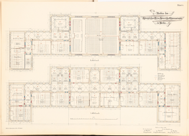 Offenes Buch mit detailliertem Grundriss des Berliner Olympischen Gymnasiums mit begleitendem Text, der dessen Layout beschreibt.