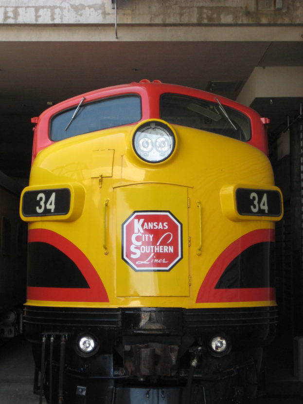 Ein Zug mit einer Decke, die an der Spitze des Bildes sichtbar ist.