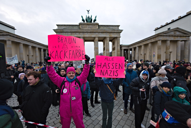 Gruppe protestiert vor dem Brandenburger Tor in Berlin gegen die Anti-Nazis-Bewegung der deutschen Regierung.