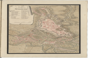 Altes Buch mit einem detaillierten Stadtplan von Bergamo, Italien, der Straßen, Gebäude und Sehenswürdigkeiten zeigt und von Texten über die Bevölkerung, Geschichte und Kultur der Stadt begleitet wird.