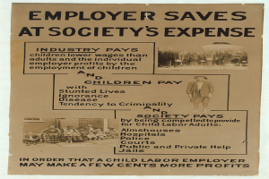 Ein hellgelbes Plakat mit großer schwarzer Schrift, die "Arbeitgeber spart auf Kosten der Gesellschaft" lautet, umgeben von einem weißen Rand, mit einer bunten Gruppe von Menschen, die auf den Betrachter schauen.