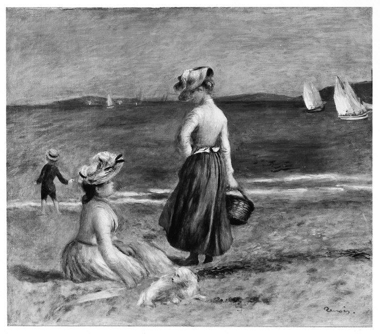 Schwarz-weißes Foto von zwei Frauen und einem Kind, das auf dem Strand steht, mit einem Hund zu ihren Füßen, Booten auf dem Wasser, Hügel im Hintergrund und einem klaren Himmel.