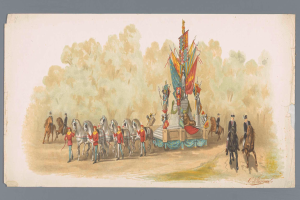 Ein Bild eines Karnevalsumzugs mit Menschen in bunten Kostümen, die auf Pferden vor einem geschmückten Motivwagen reiten, vor einem Hintergrund aus Bäumen und einem klaren blauen Himmel.