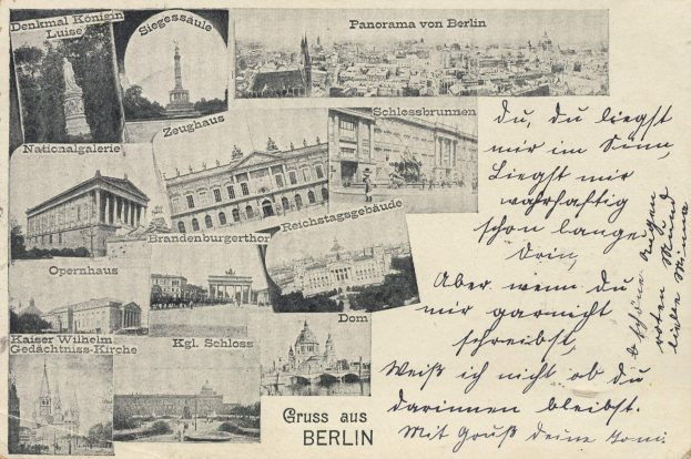 Eine alte Postkarte mit verschiedenen Abbildungen von Berlin, darunter Gebäude, Bäume und eine Statue, mit handgeschriebener Schrift.