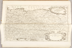 Ein altes Buch mit einer detaillierten Karte von Deutschland, die verschiedene Regionen zeigt, und begleitendem Text, der zusätzliche Informationen bietet.