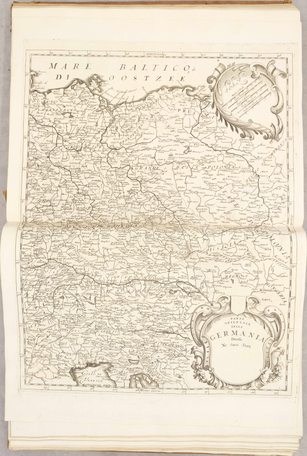 Ein altes Buch mit einer detaillierten Karte von Deutschland, die verschiedene Regionen zeigt, und begleitendem Text, der zusätzliche Informationen bietet.