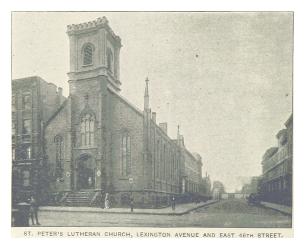 St. Peter's Lutheran Church auf Lexington Avenue und East 46th Street, ein Schwarz-Weiß-Bild mit der Kirche, umliegenden Gebäuden, Menschen, Treppen, Pfählen und einem Himmel, mit Text unten.