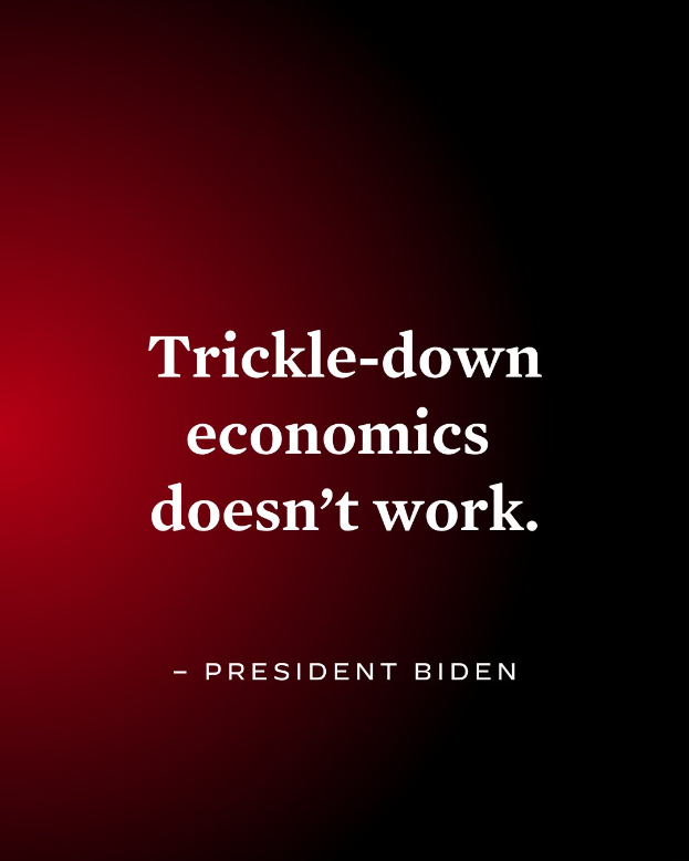 Ein Plakat mit fetter, schwarzer Schrift, die "Trickle-Down Economics Doesn't Work" auf einem weißen Hintergrund liest, eingerahmt von einem schmalen schwarzen Rand und einem Zitat des Präsidenten Biden.