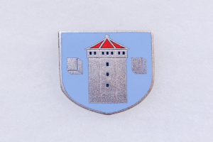 Blau-weißes Emailleabzeichen mit dem Wappen von Stuttgart, einem zentralen Turm, auf einem weißen Hintergrund.