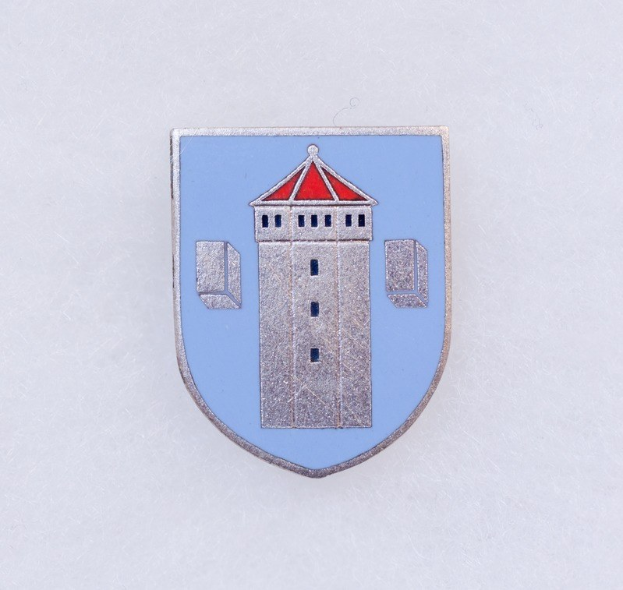 Blau-weißes Emailleabzeichen mit dem Wappen von Stuttgart, einem zentralen Turm, auf einem weißen Hintergrund.